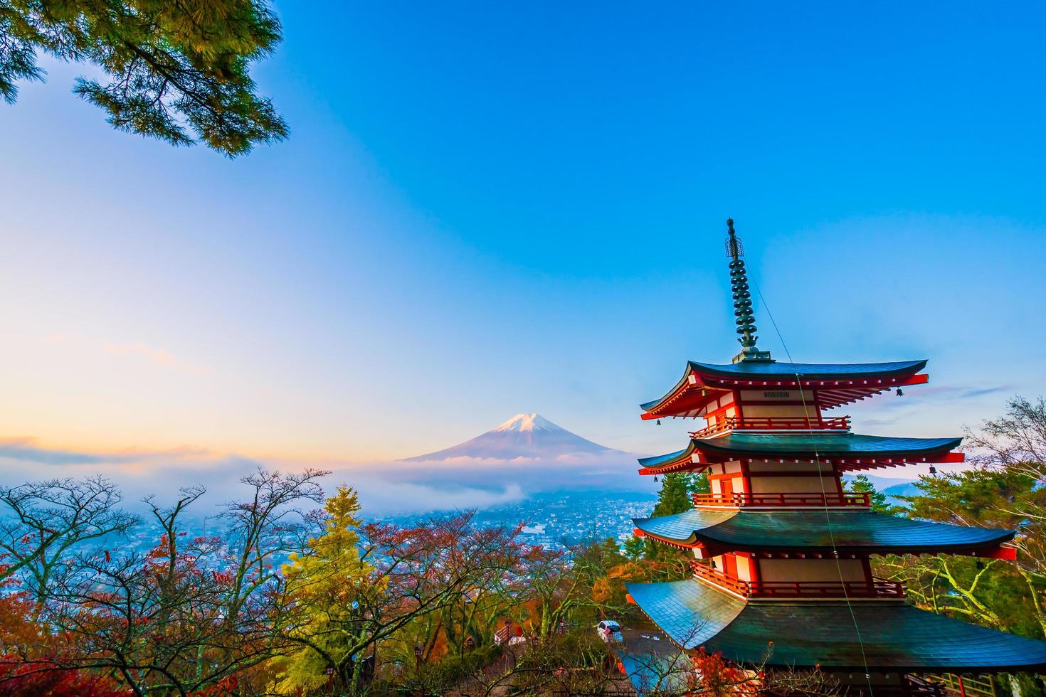 mt. fuji com pagode chureito no japão foto