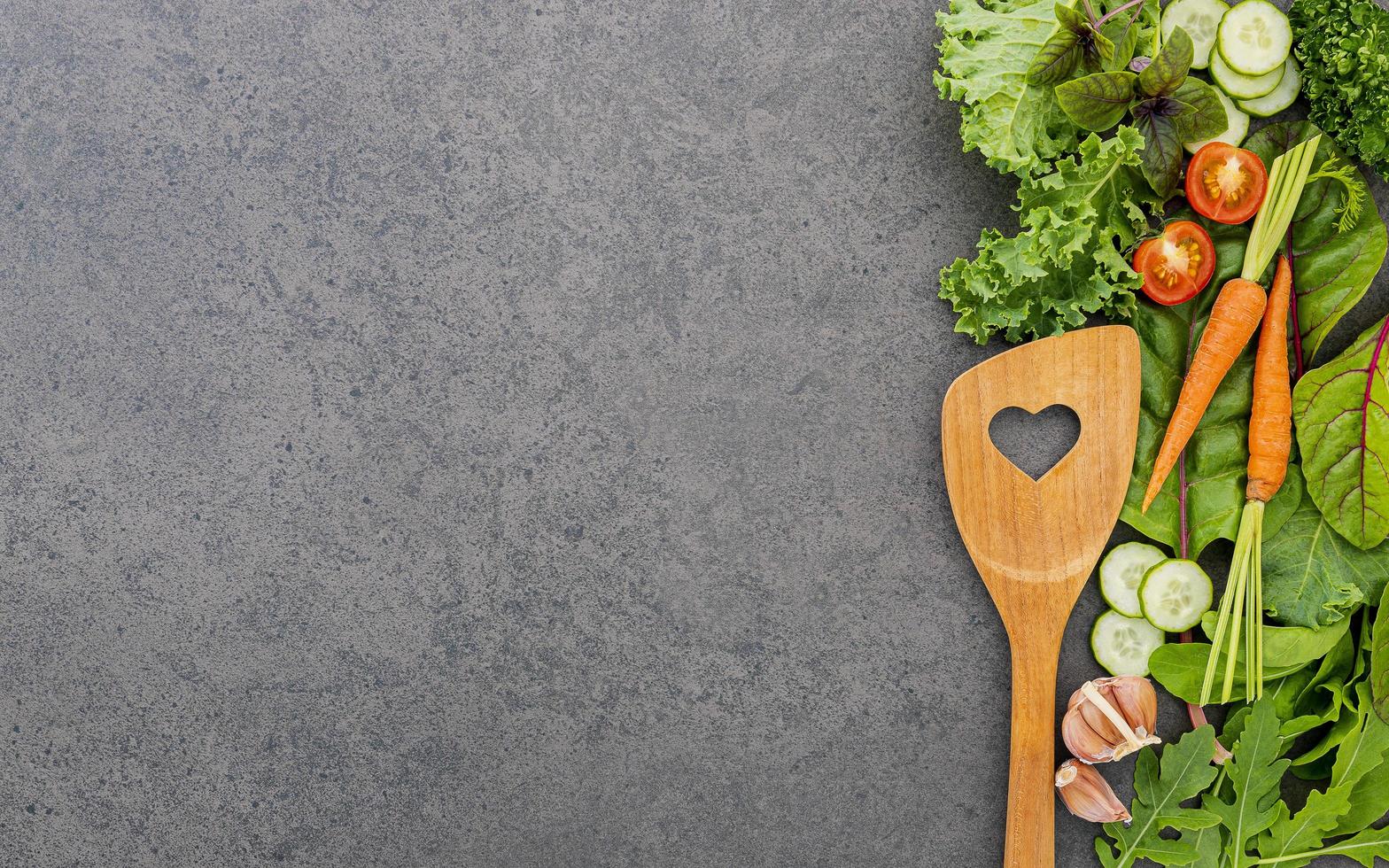 utensílios e vegetais com espaço de cópia foto