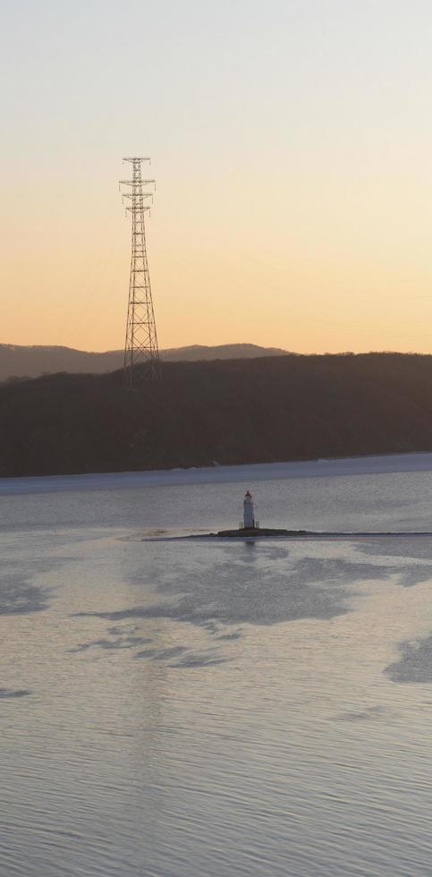 paisagem marítima aérea do farol tokarevsky em vladivostok, Rússia foto