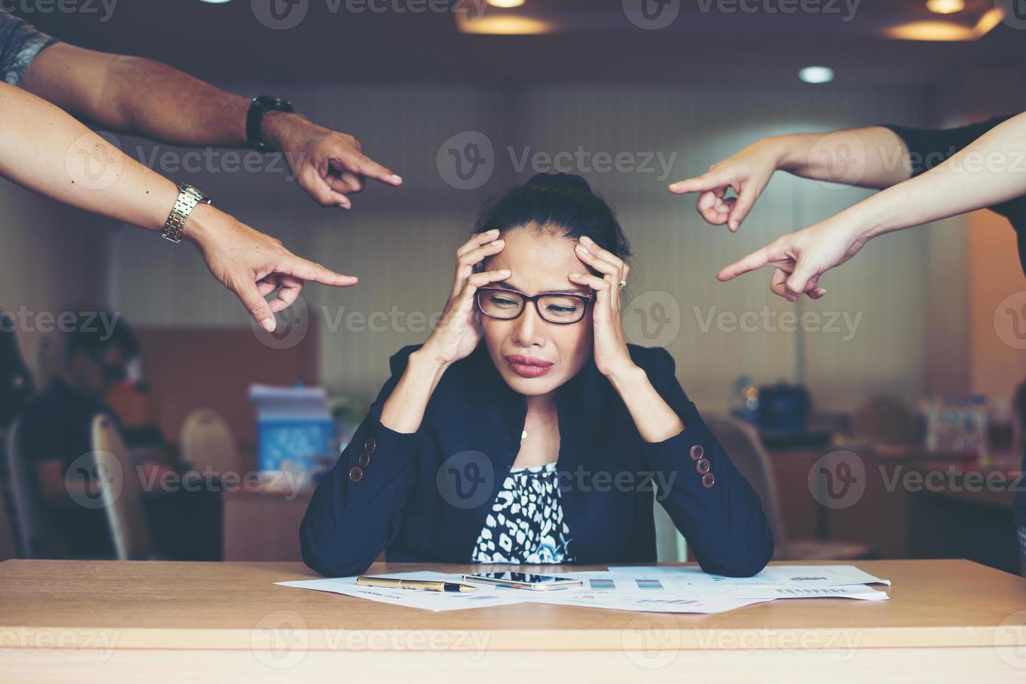 mulher de negócios frustrada sentada à mesa no escritório foto