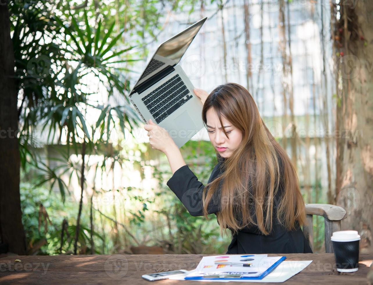 retrato de uma mulher de negócios estressada em seu local de trabalho foto