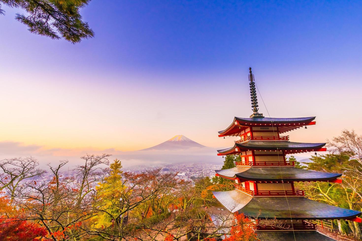 mt. fuji com pagode chureito no japão foto