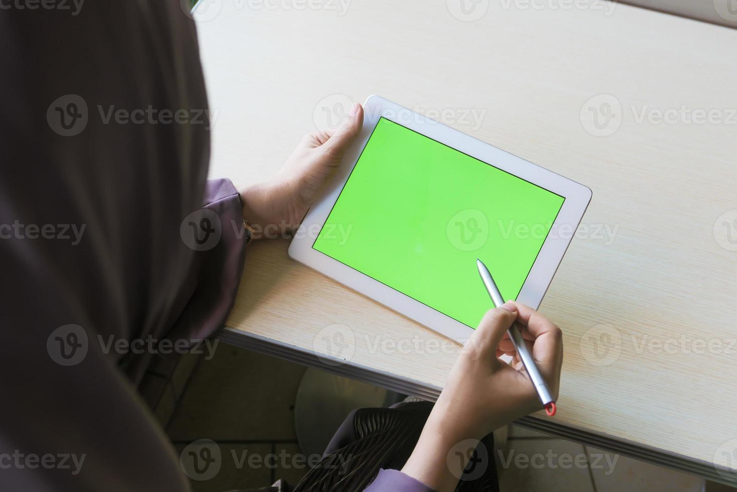 retrovisor de mulher usando tablet digital foto