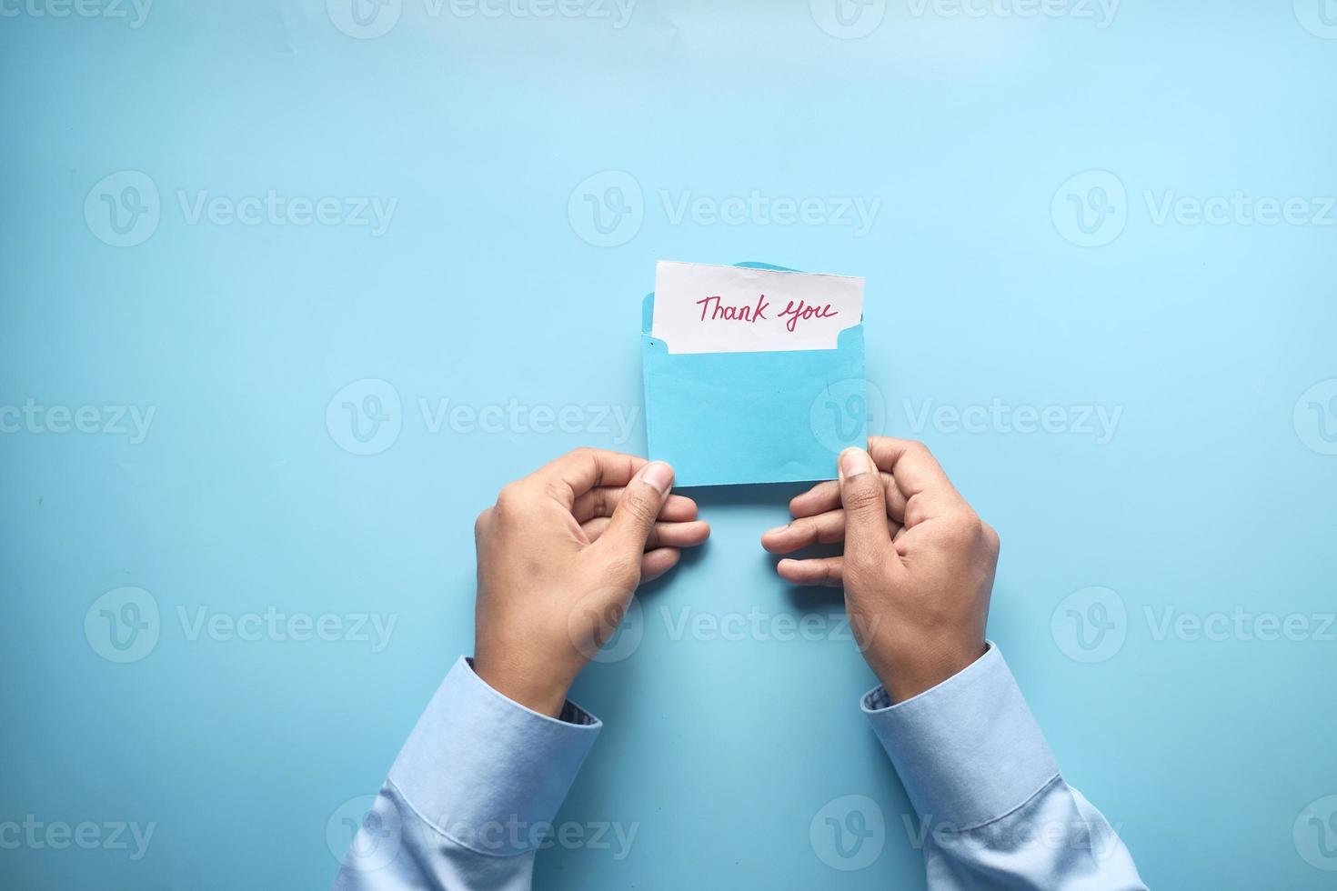 carta de agradecimento em fundo azul foto