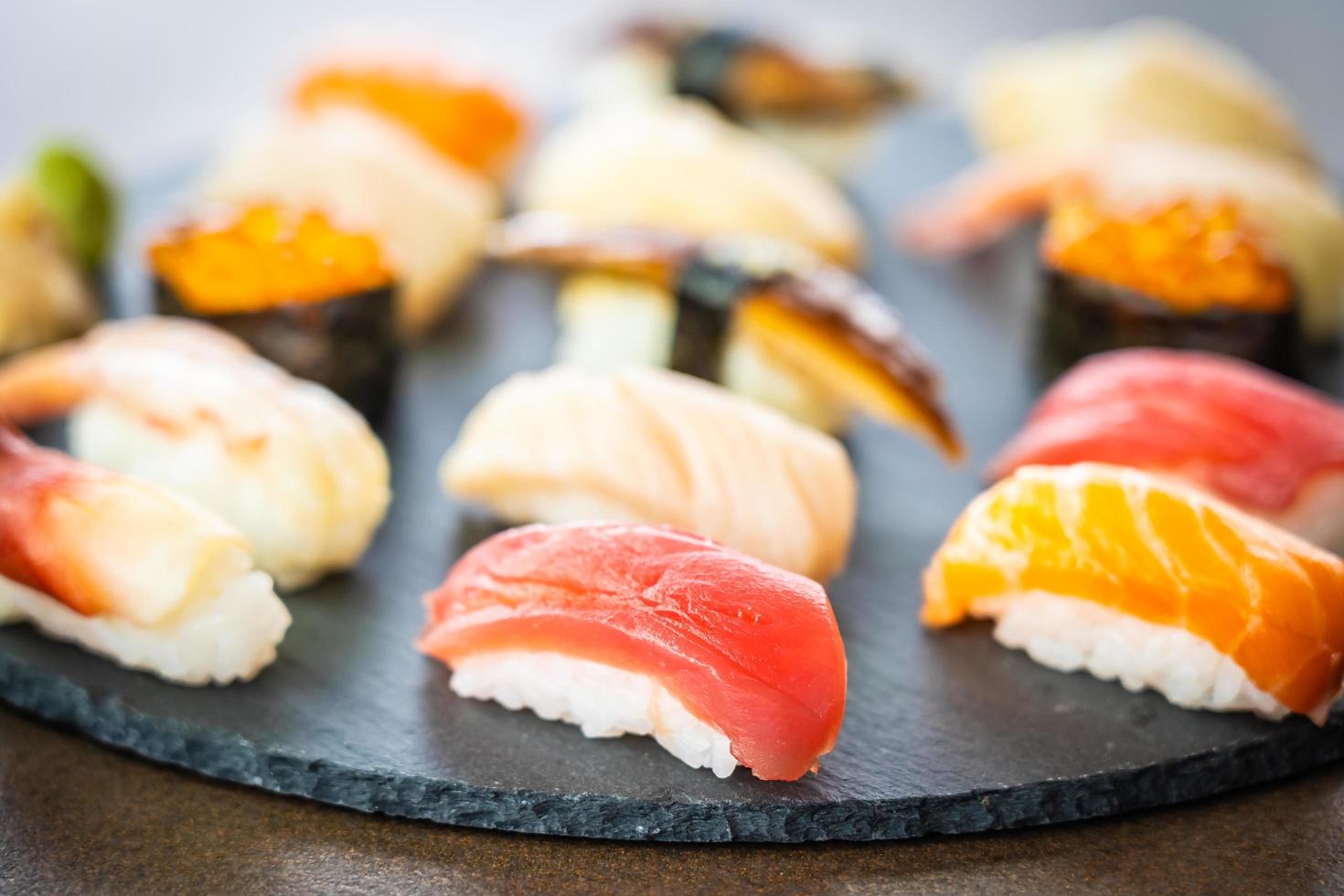 Sushi nigiri com salmão, atum, camarão, camarão, enguia, casca e outros sashimis foto