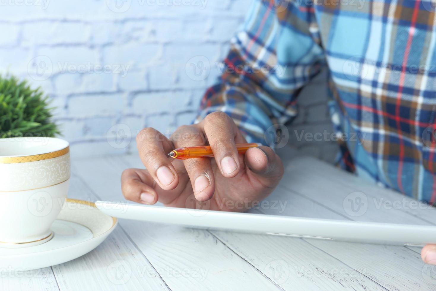 homem de negócios usando um tablet digital em uma mesa de escritório foto