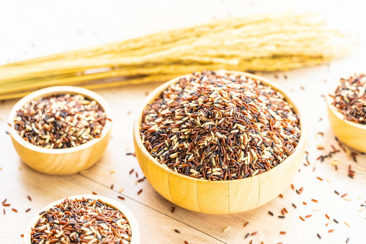 arroz integral cru em tigela de madeira foto