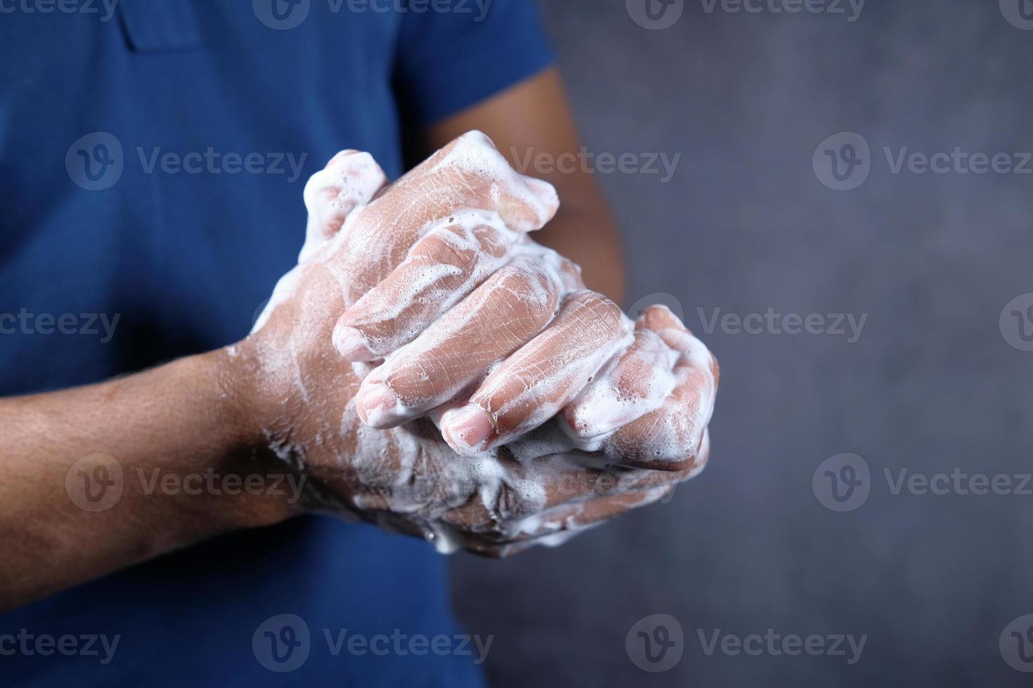 homem lavando as mãos com sabonete foto