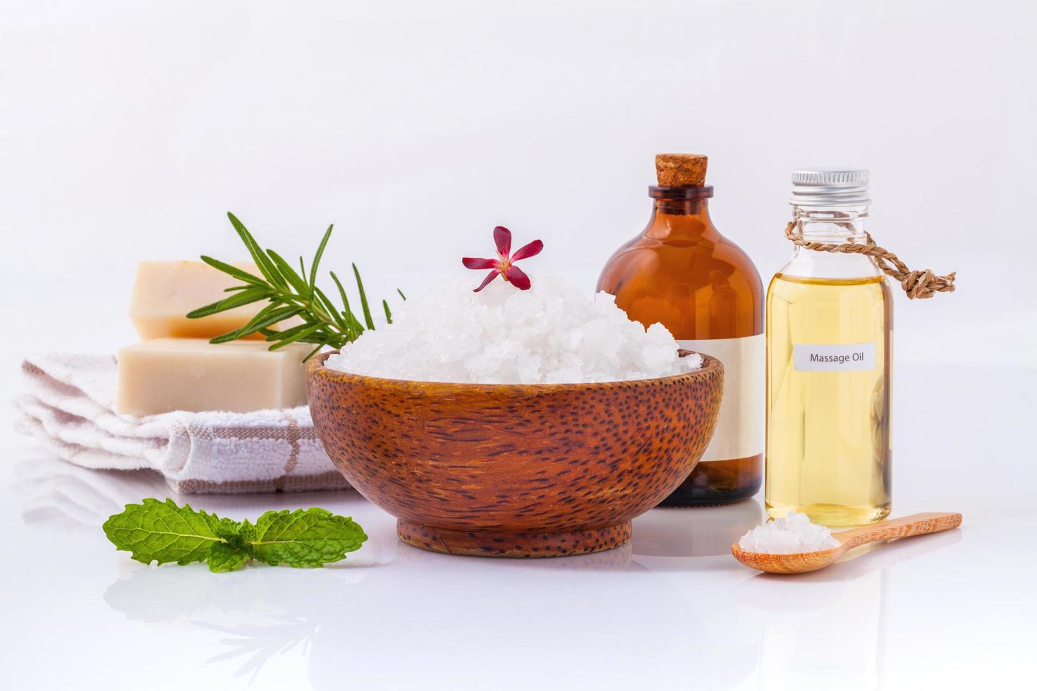 ingredientes naturais de spa em branco foto