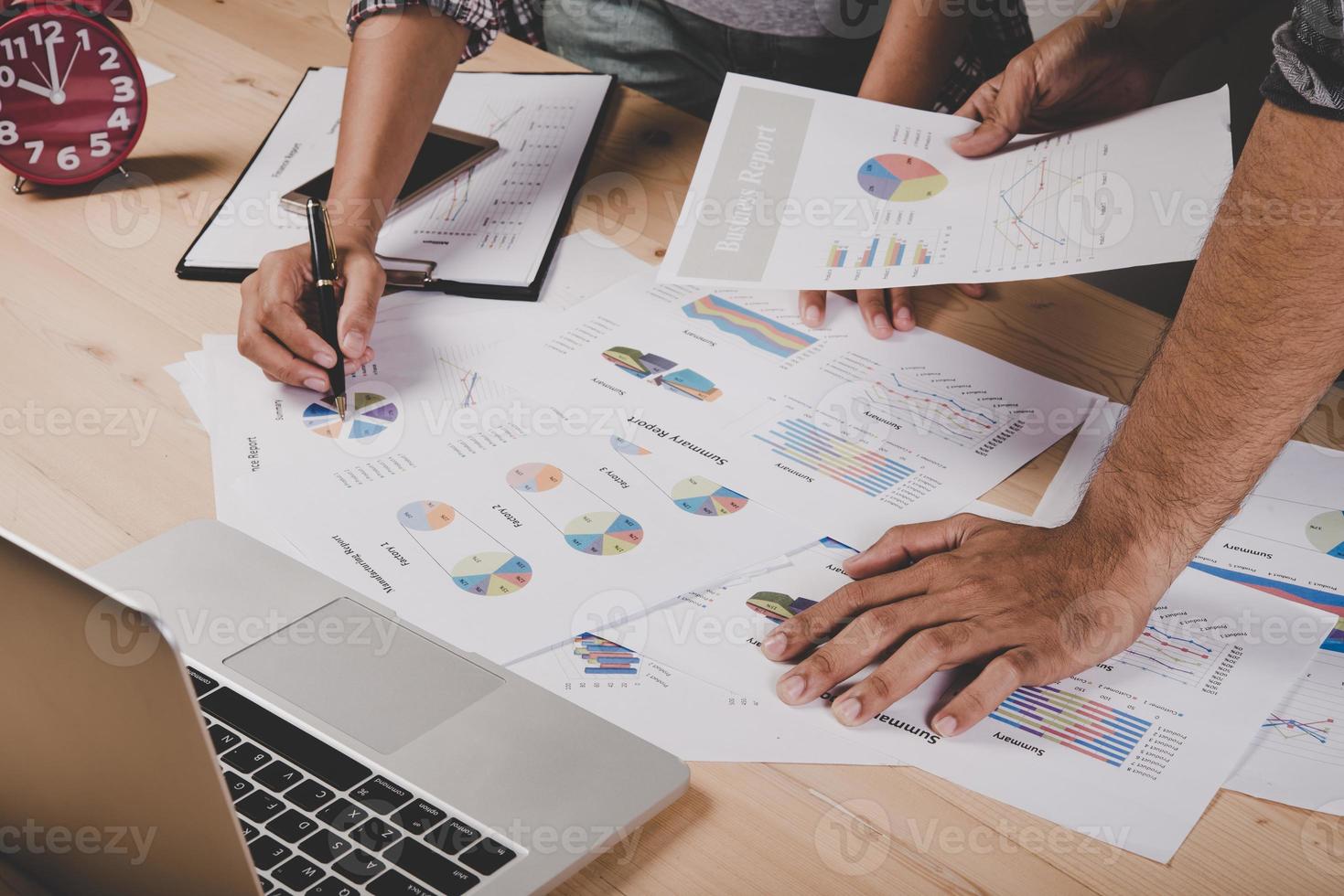 close-up de executivos trabalhando com diagramas de estratégia em uma mesa de madeira no escritório foto