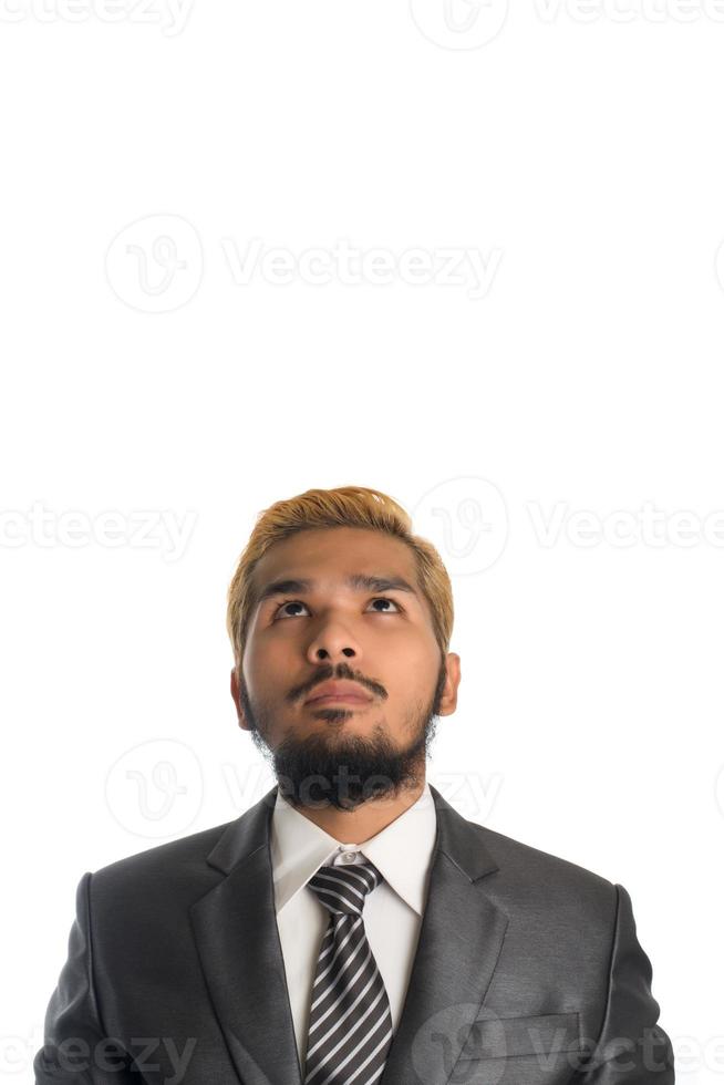 jovem empresário confiante em terno isolado no fundo branco foto