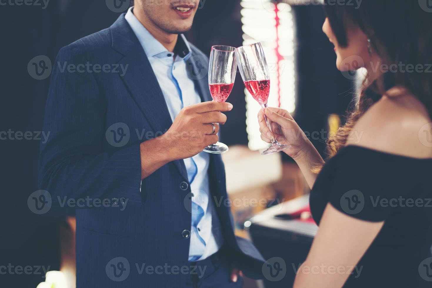 jovem casal de negócios com taças de champanhe foto