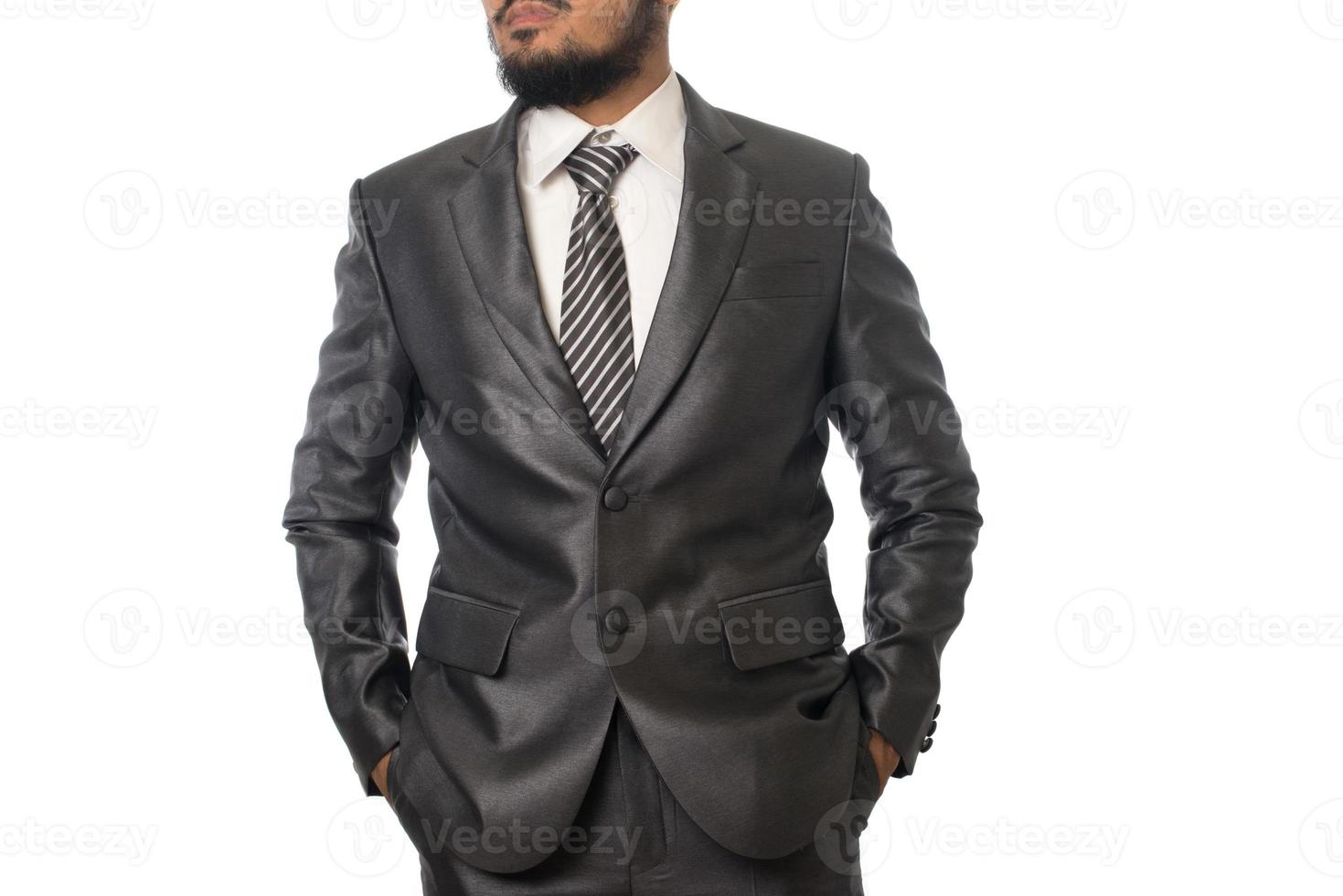 jovem empresário confiante em terno isolado no fundo branco foto
