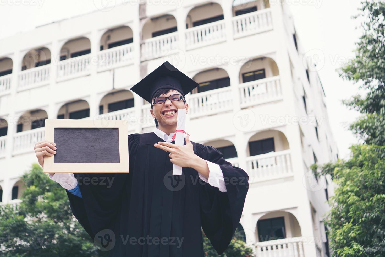 feliz estudante de pós-graduação segurando um quadro-negro na mão foto