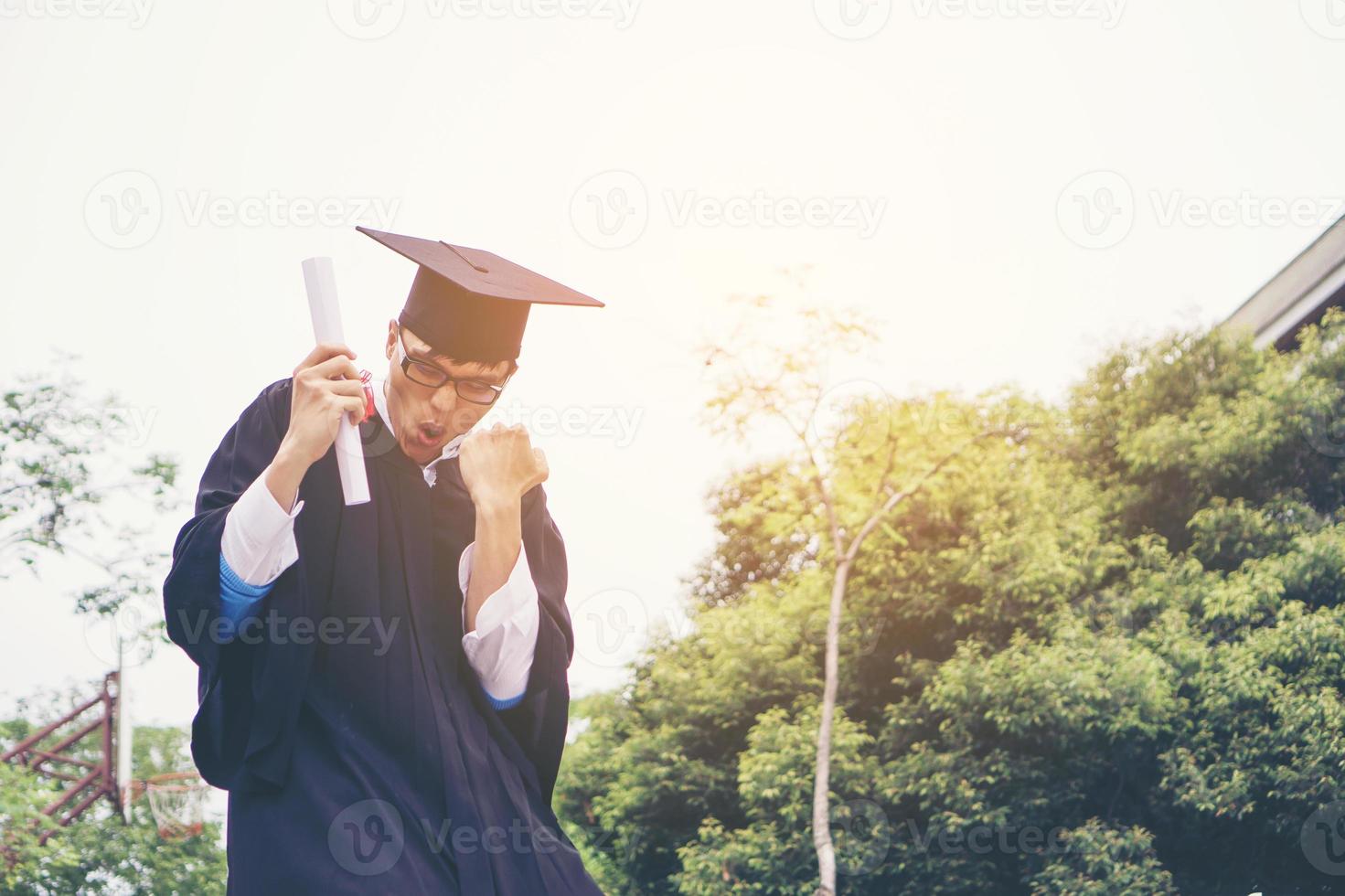 feliz estudante de pós-graduação segurando um diploma foto