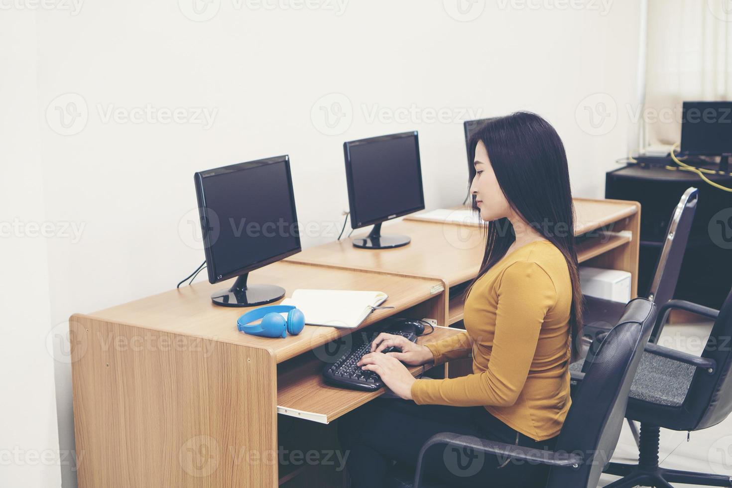 jovem usando computador no escritório foto