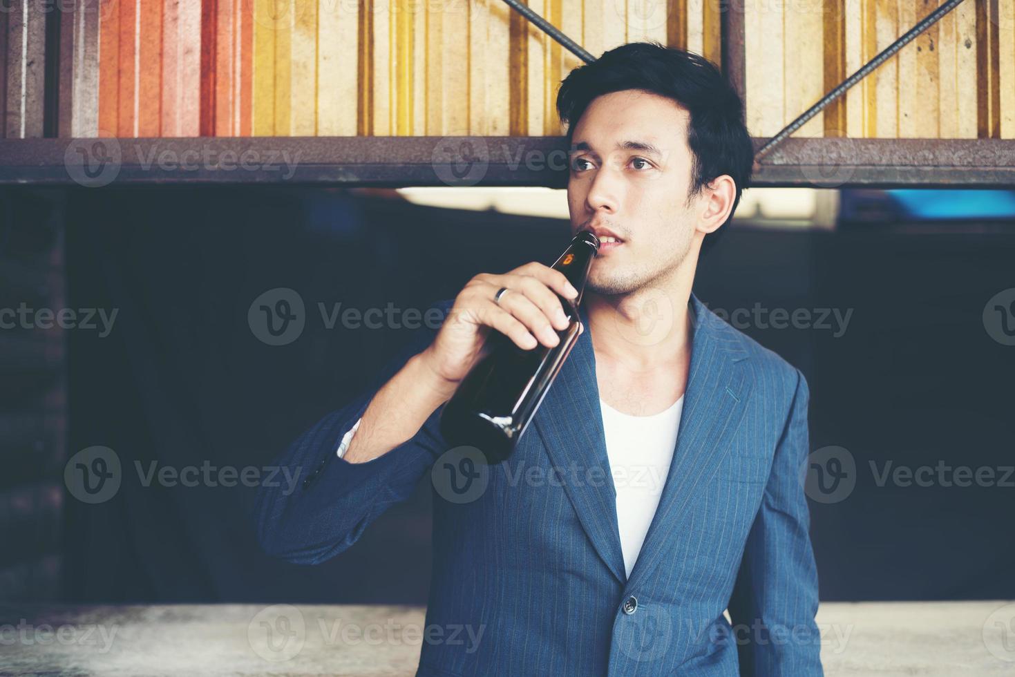 jovem empresário bonito bebendo cerveja lá fora foto