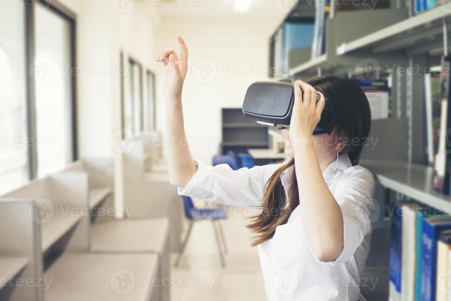 retrato de uma jovem asiática usando óculos de realidade virtual foto