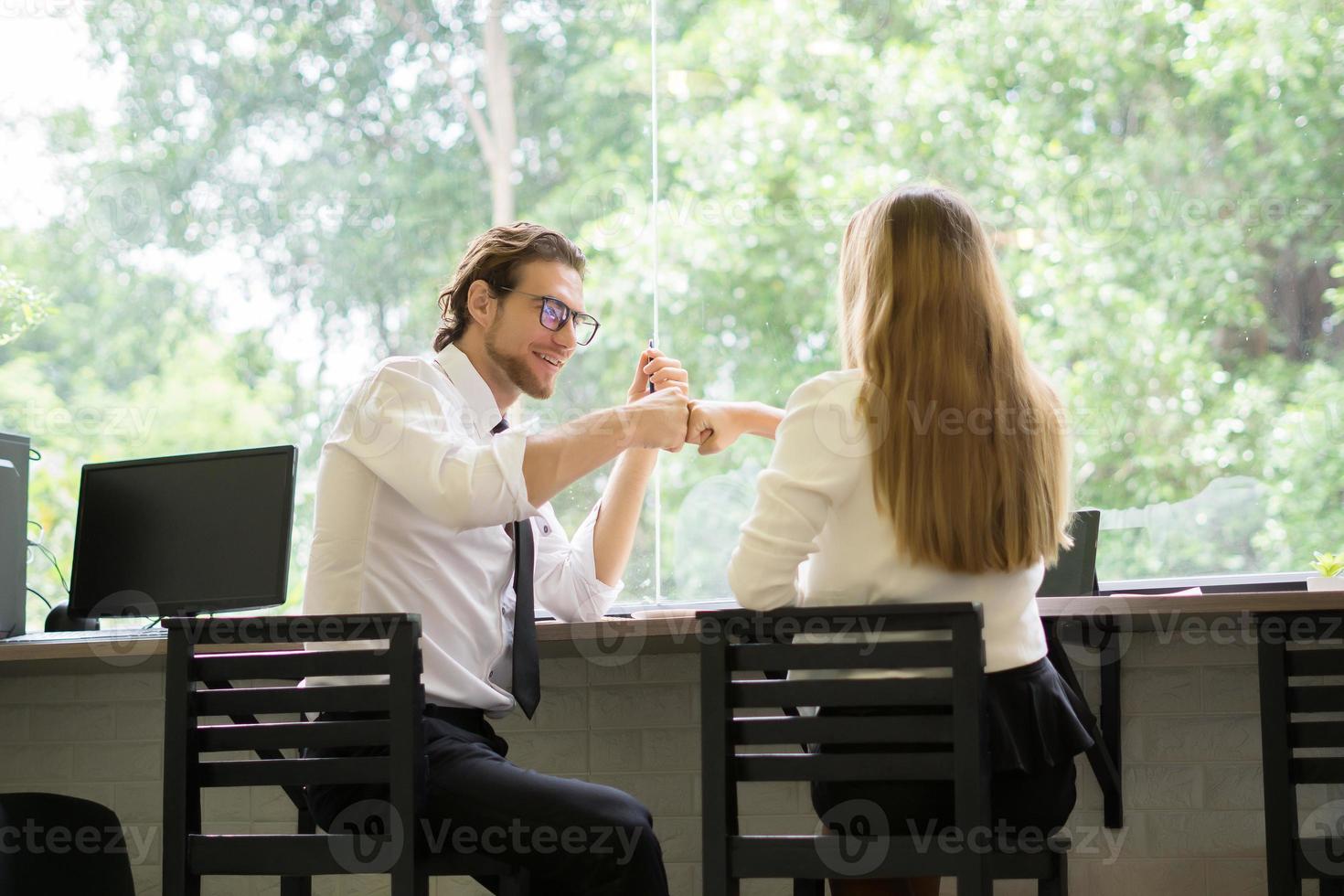 colegas felizes se encontrando enquanto trabalham no escritório foto