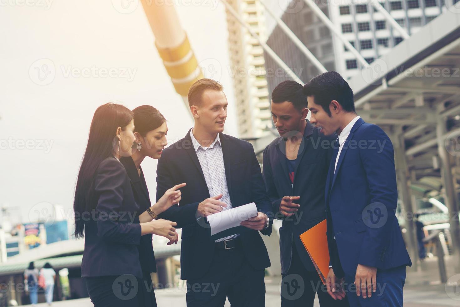 retrato de um grupo de empresários reunidos do lado de fora foto