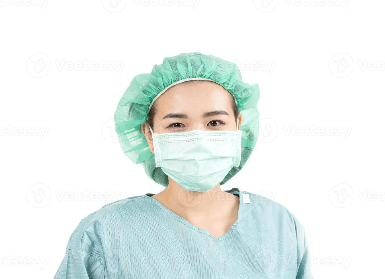 retrato de uma médica cirúrgica isolada no fundo branco foto