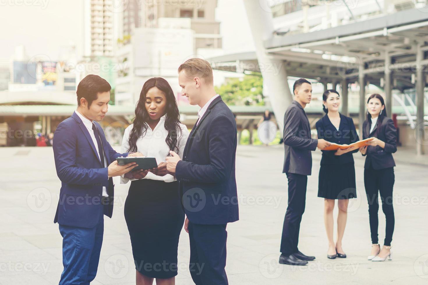 retrato de um grupo de empresários reunidos do lado de fora foto