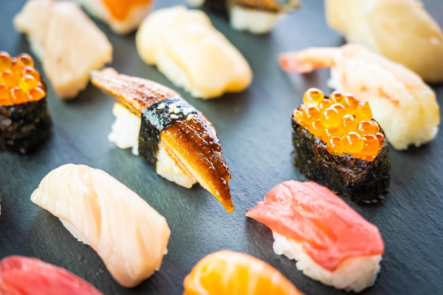 Sushi nigiri com salmão, atum, camarão, camarão, enguia, casca e outros sashimis foto