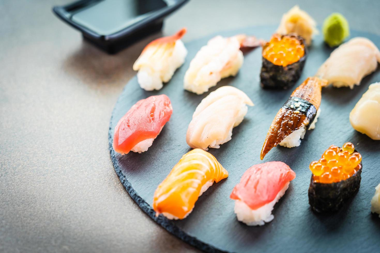 Sushi nigiri com salmão, atum, camarão, camarão, enguia, casca e outros sashimis foto