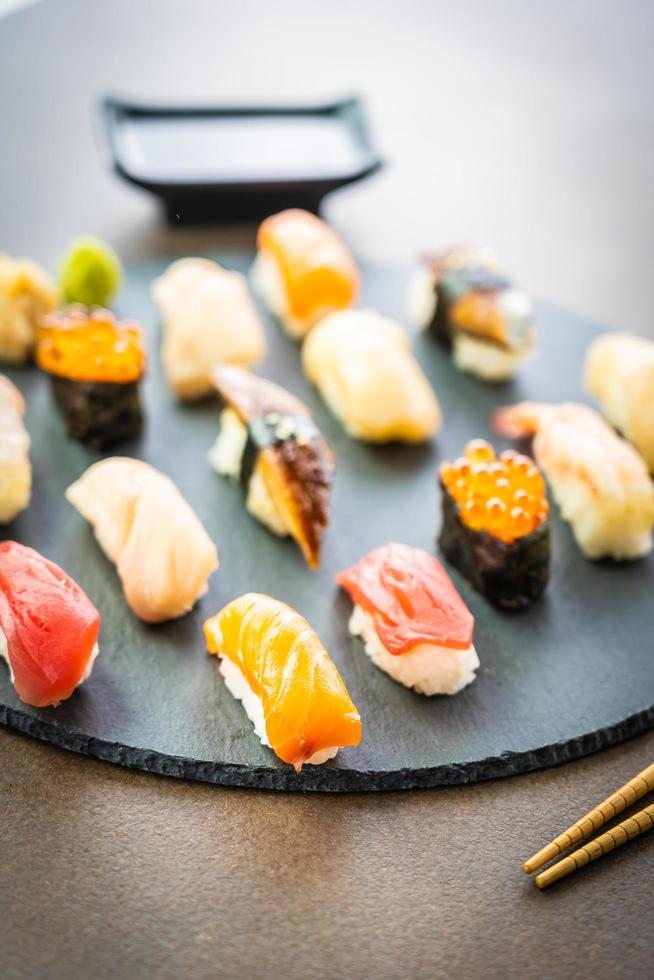 Sushi nigiri com salmão, atum, camarão, camarão, enguia, casca e outros sashimis foto