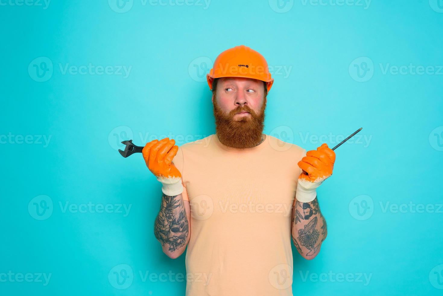 trabalhador com amarelo chapéu é confuso sobre dele trabalhos foto