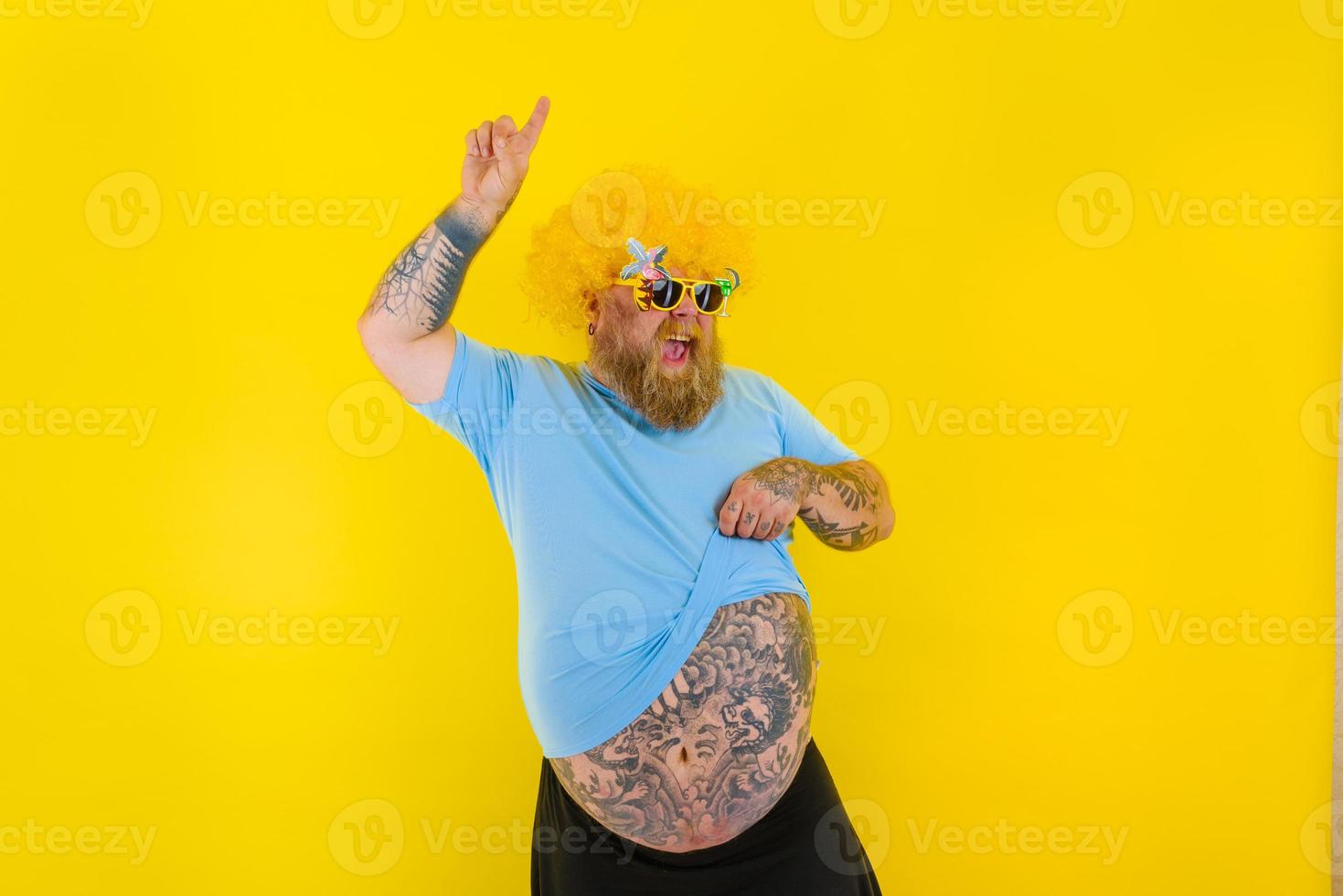 gordo homem com peruca dentro cabeça e oculos de sol danças foto