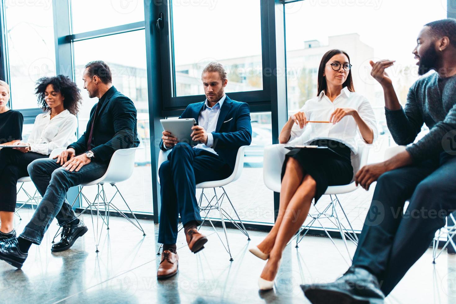 o negócio pessoas este trabalhos juntos dentro escritório. conceito do trabalho em equipe e parceria foto