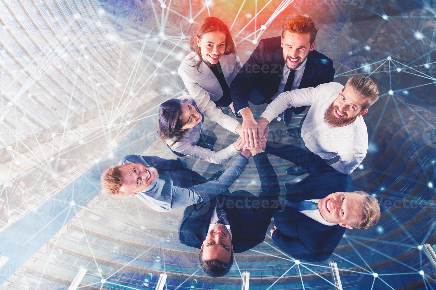 o negócio pessoas colocando seus mãos juntos com Internet rede efeitos. conceito do integração, trabalho em equipe e parceria. Duplo exposição foto
