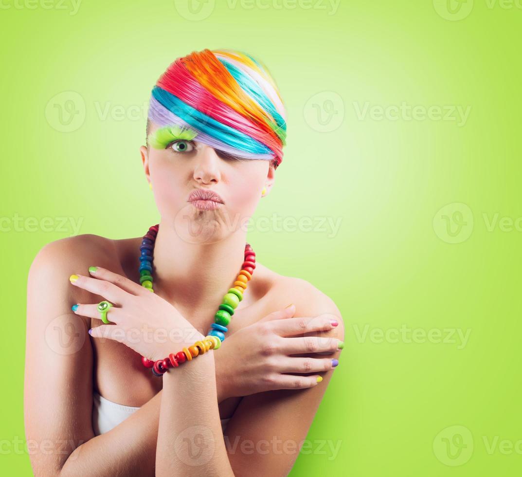 menina com arco Iris colorida moda Maquiagem em verde fundo. foto