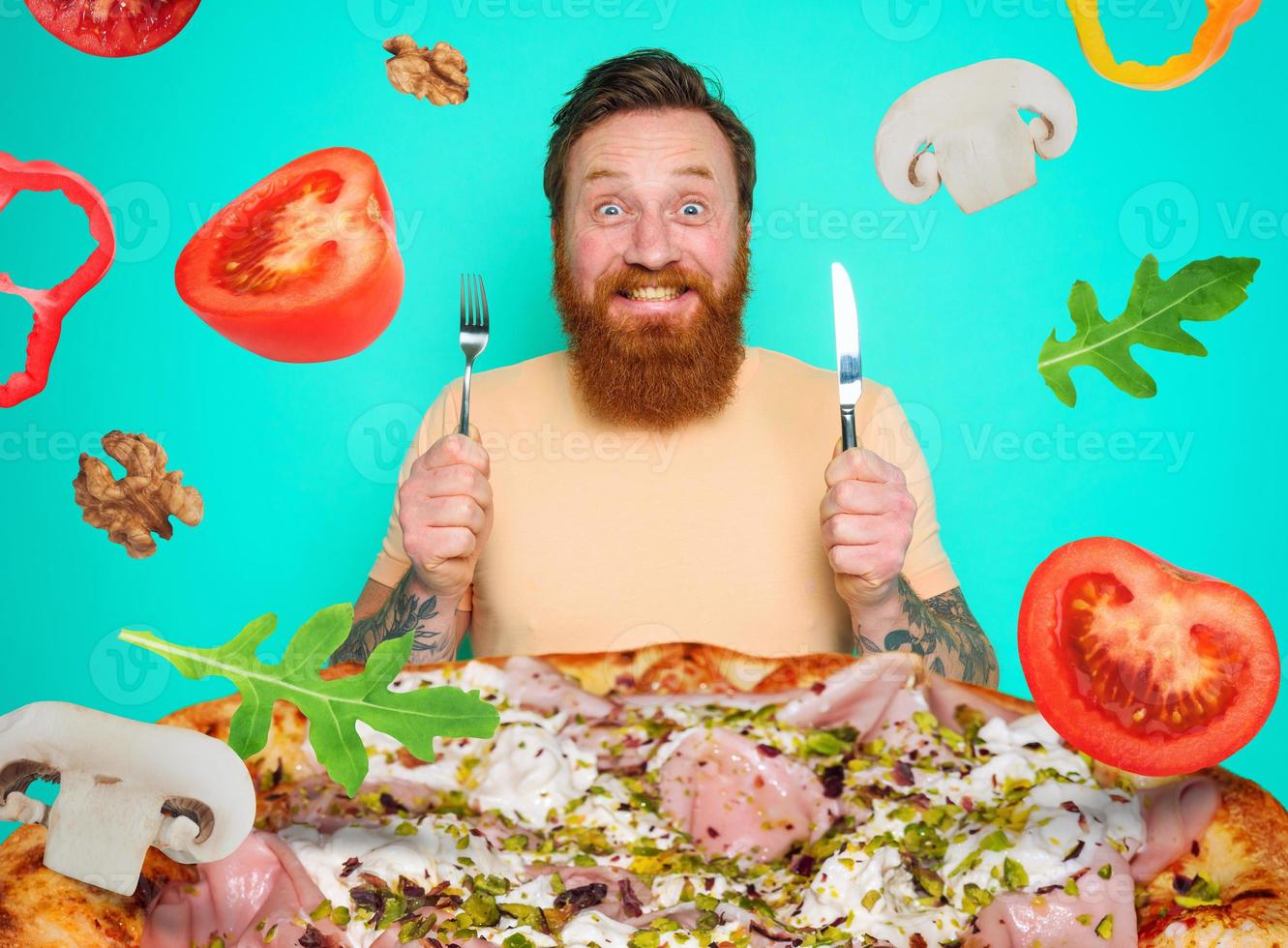 homem com barba e tatuagens é pronto para comer uma grande pizza foto