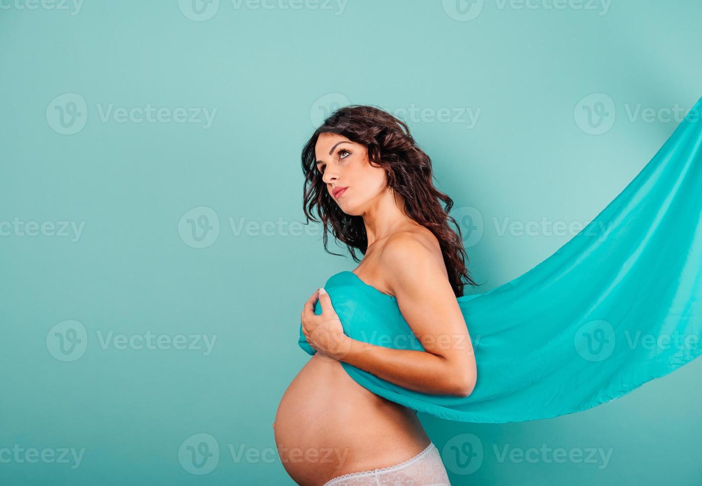 grávida mulher esperando uma criança carícias dela barriga foto