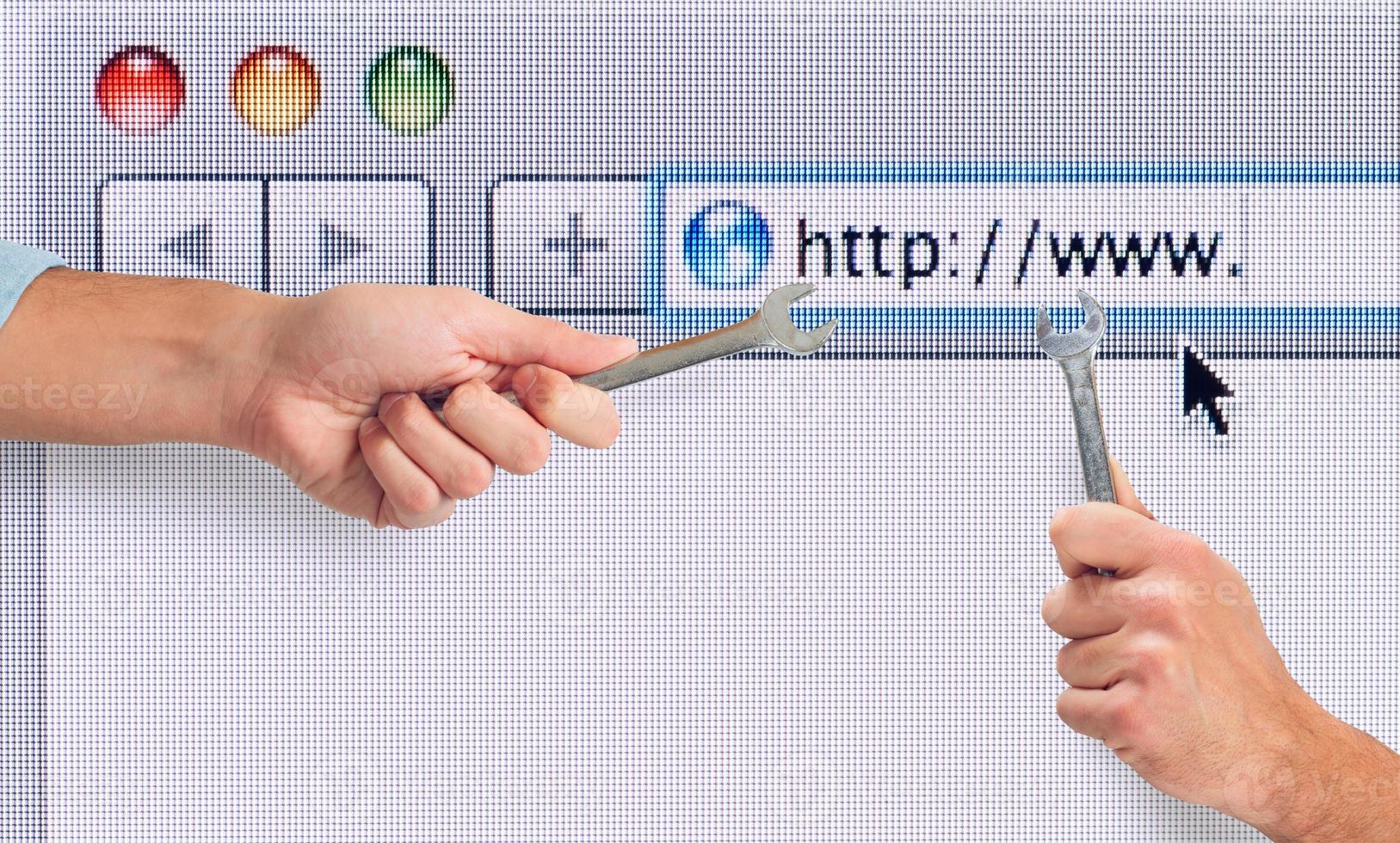 mão com chave inglesa sobre uma Internet rede navegador. conceito do consertar erros foto
