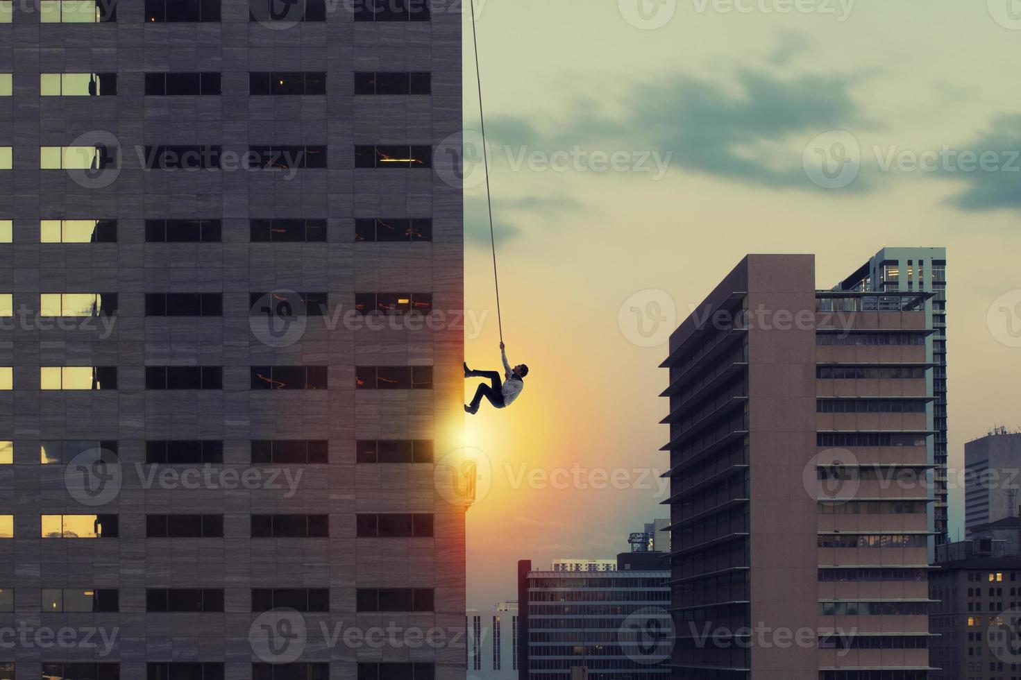 homem de negocios escalar uma arranha-céu. realização o negócio objetivo e difícil carreira conceito foto