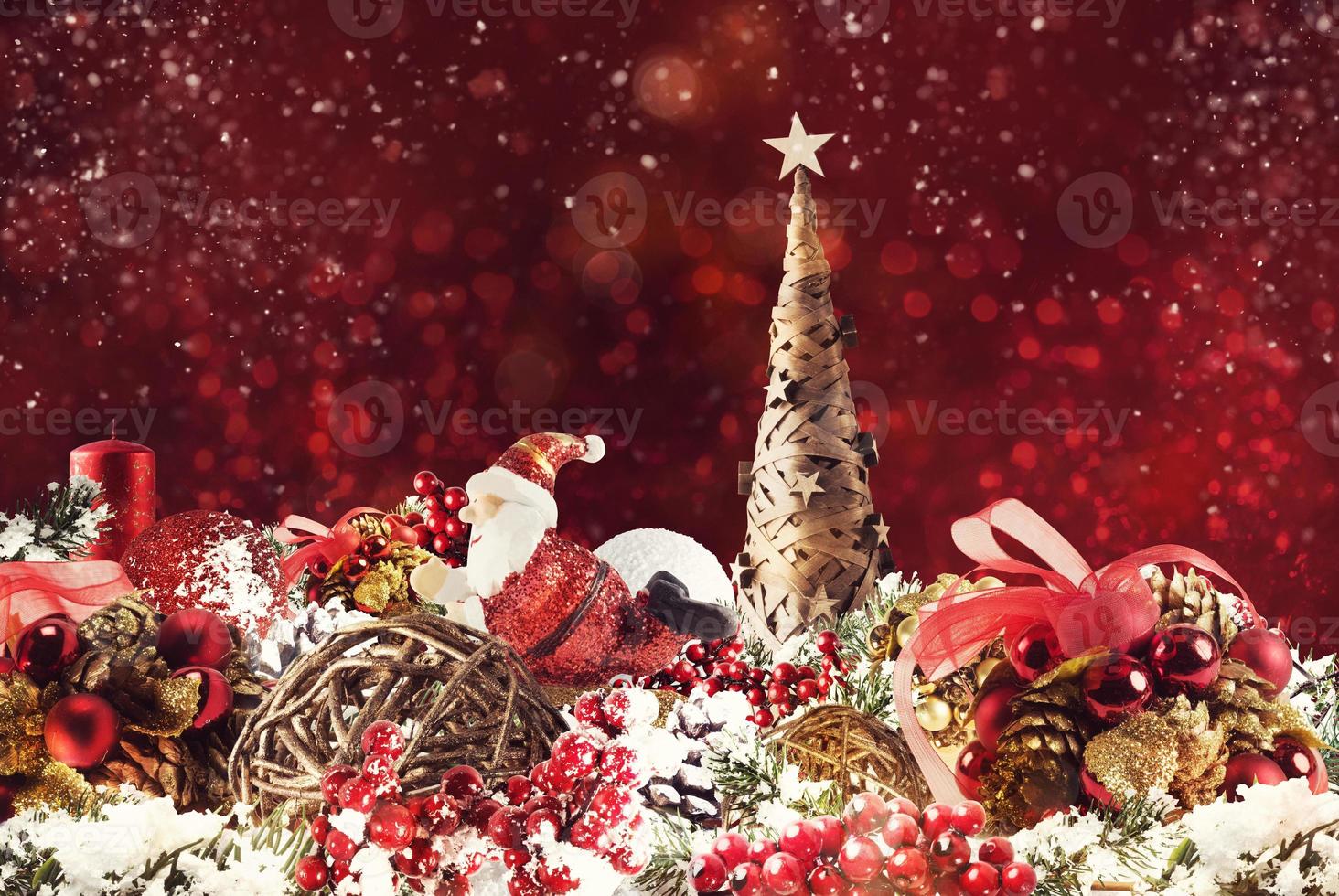 Natal fundo conceito. cintilante Natal decorações com árvore, santa claus e velas foto