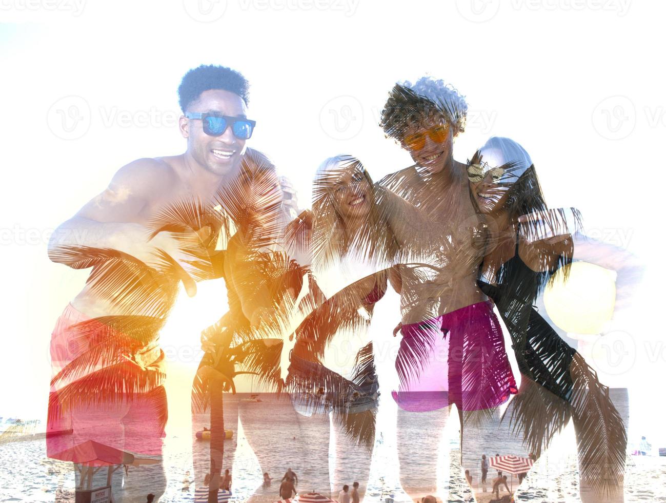 grupo do feliz amigos tendo Diversão às oceano de praia. Duplo exposição foto