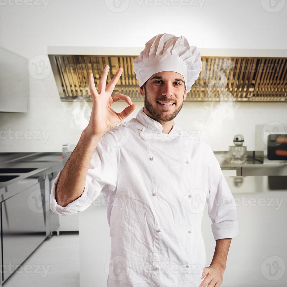 chefe de cozinha confiante dentro cozinha foto