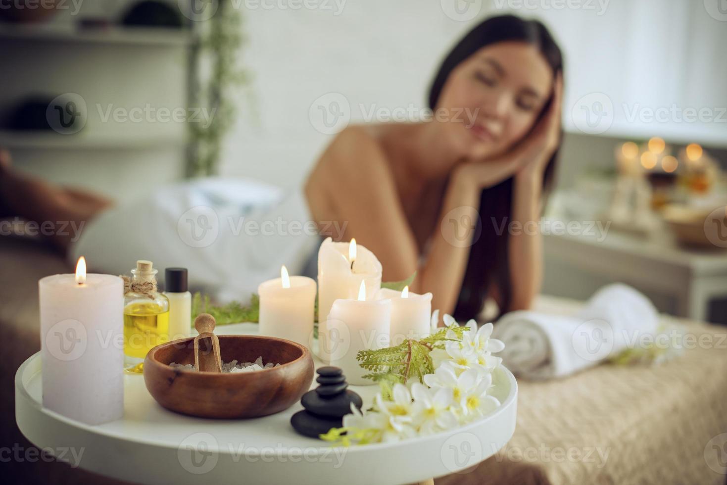 mulher relaxante com uma massagem dentro uma spa Centro foto