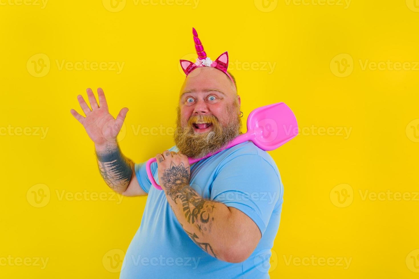 gordo homem com arco de cabelo jogar com mar remo foto