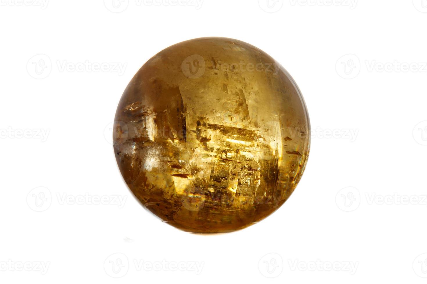 macro mineral pedra calcita esfera em uma branco fundo foto