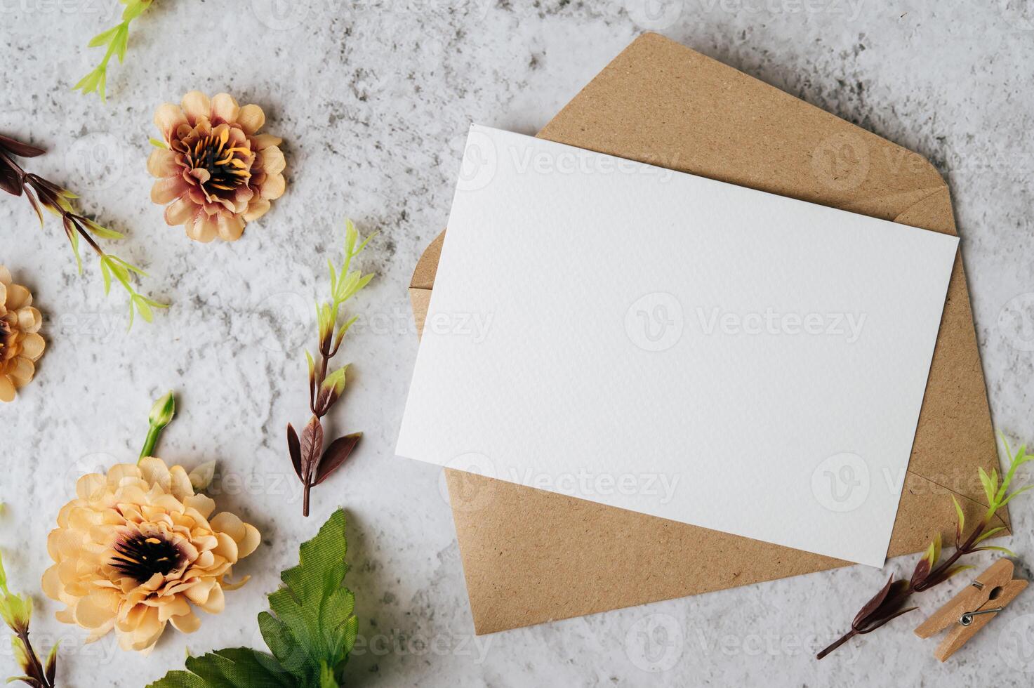 envelopes e lindo flores em mármore fundo foto