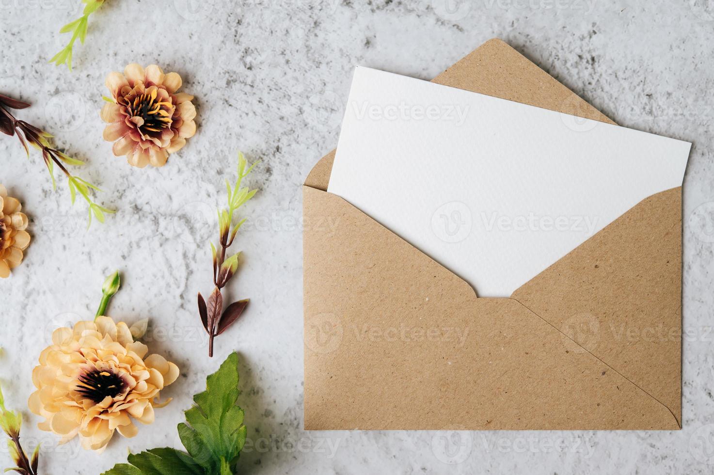 envelopes e lindo flores em mármore fundo foto