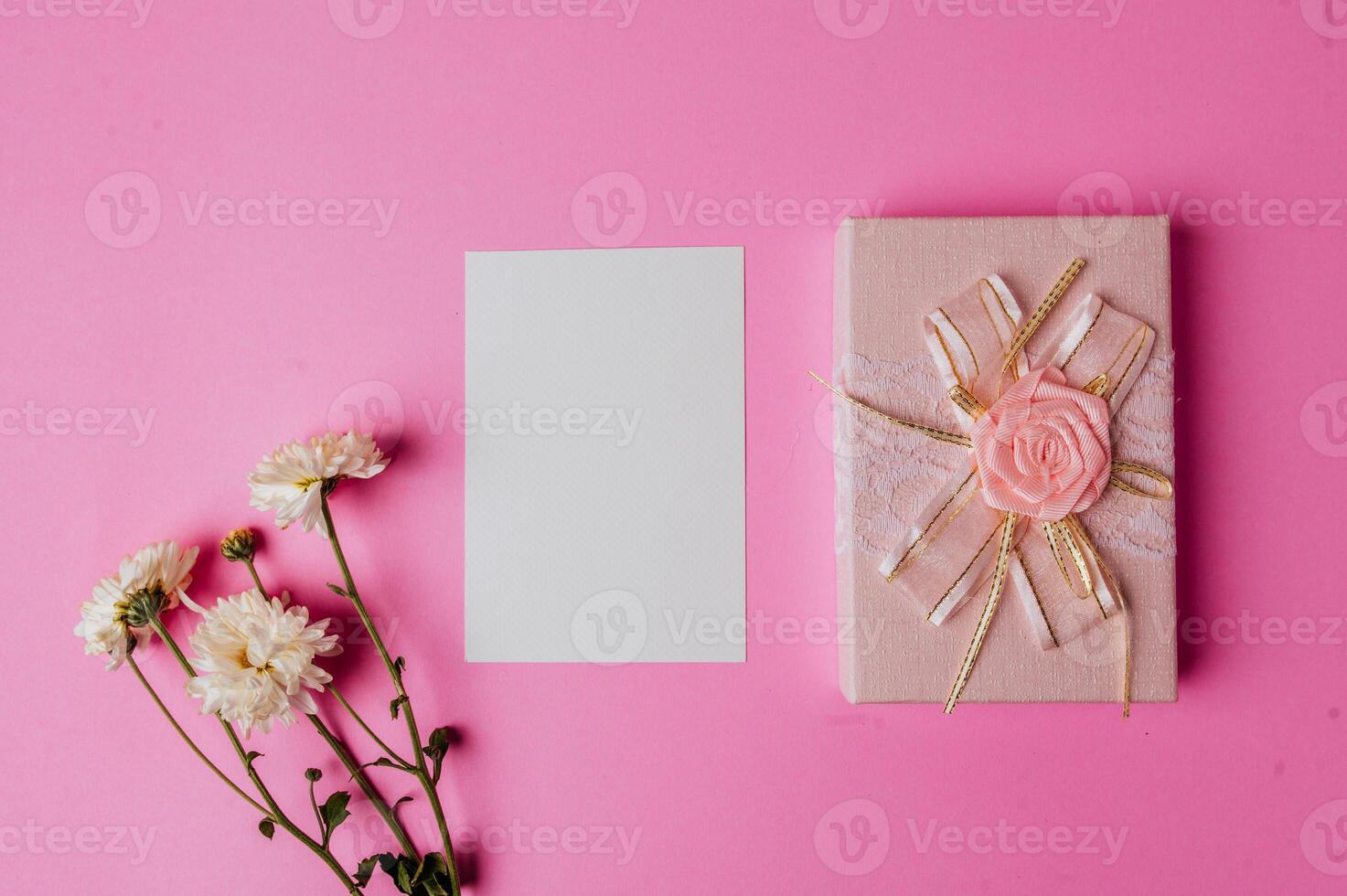 branco papel e presente caixa em Rosa fundo decorado com flores foto