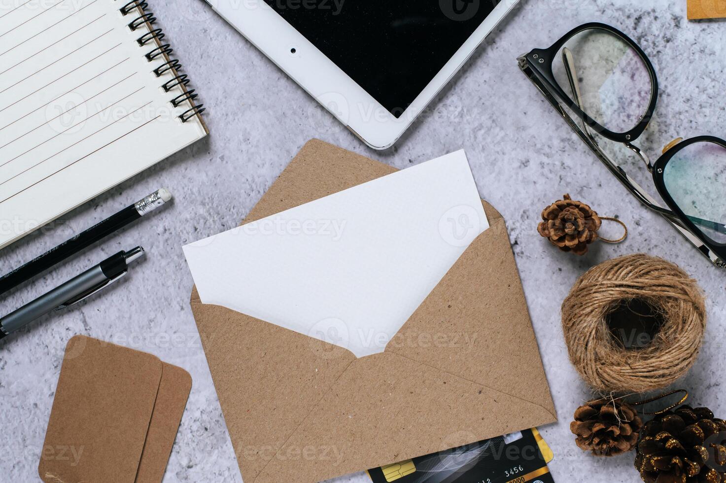 cumprimento cartões e em branco envelopes com decorações foto