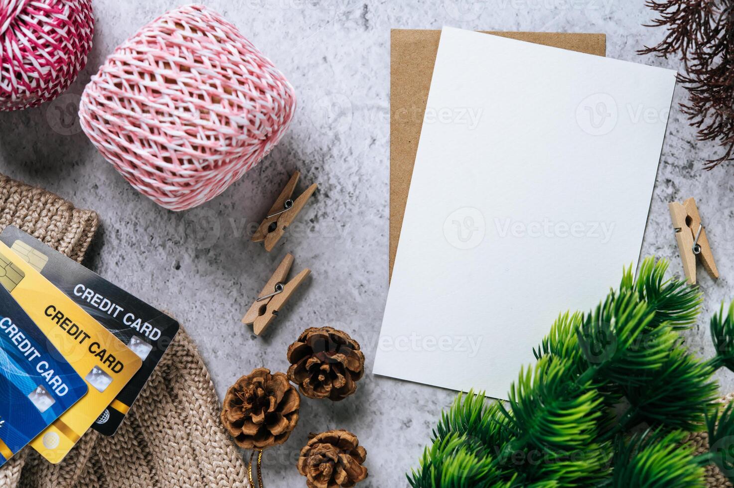 cumprimento cartões e em branco envelopes com decorações foto