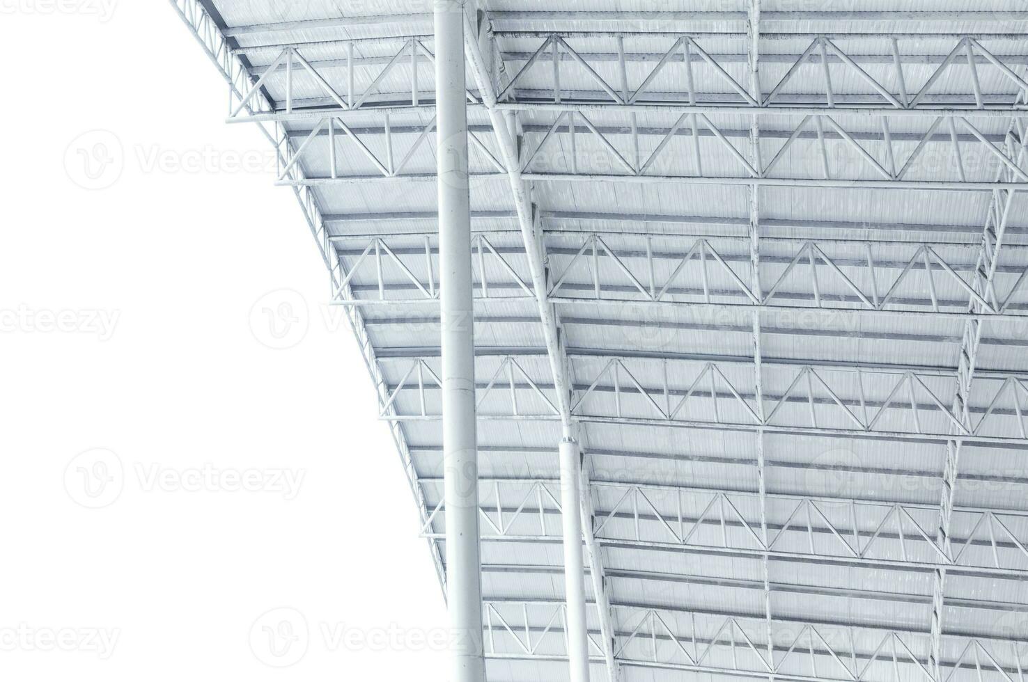 fardo de estrutura de aço grande, estrutura de telhado e chapa metálica no canteiro de obras foto